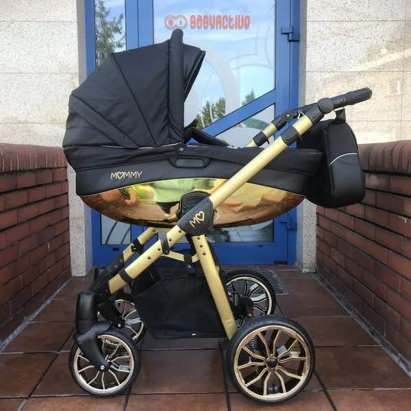 Mommy Glossy Black pram lifestyle photo 1