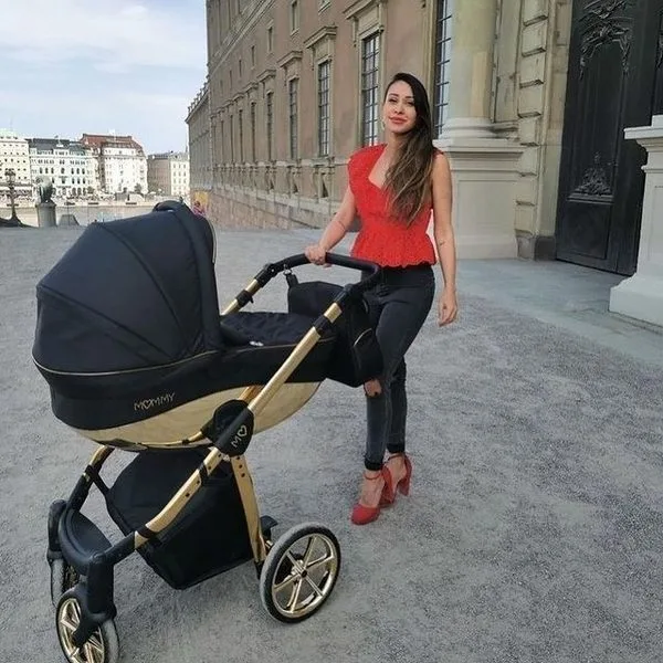 Mommy Glossy Black pram lifestyle photo 2