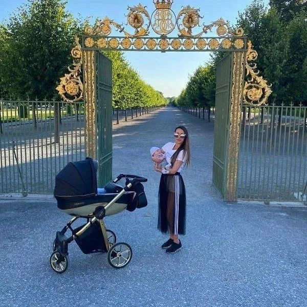 Mommy Glossy Black pram lifestyle photo 3