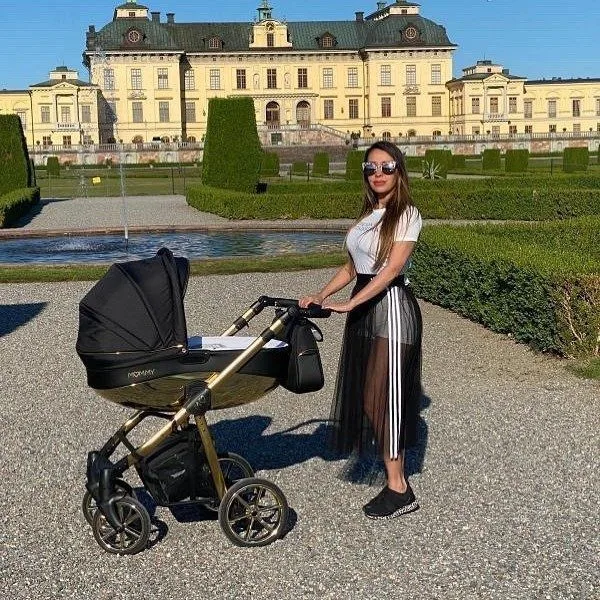 Mommy Glossy Black pram lifestyle photo 4