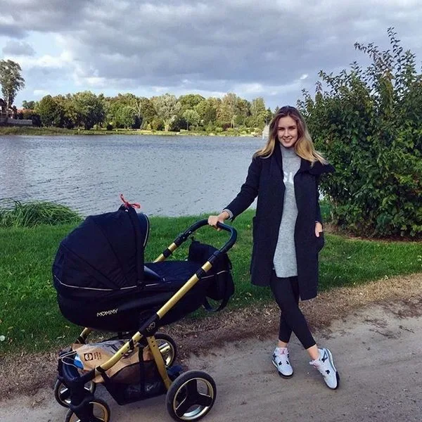 Gold Magic pram lifestyle photo 4