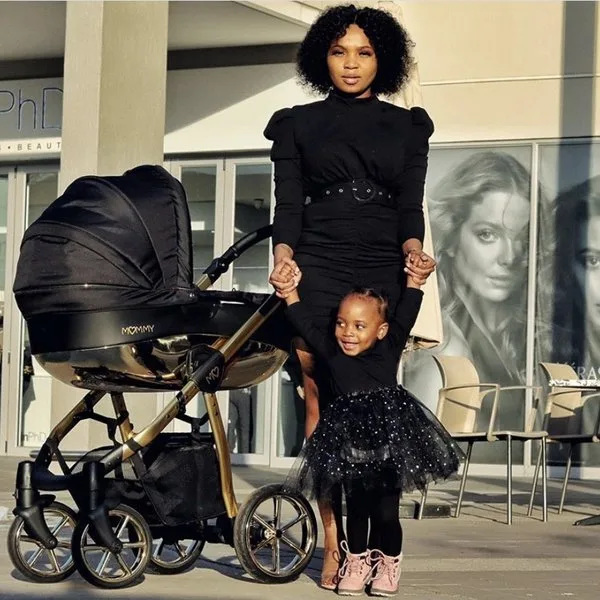 Mommy Black Magic pram lifestyle photo 2