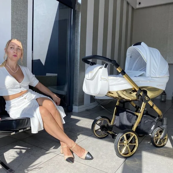 Mommy Glossy White pram lifestyle photo 1