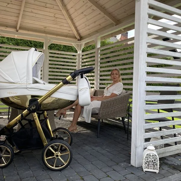 Mommy Glossy White pram lifestyle photo 2