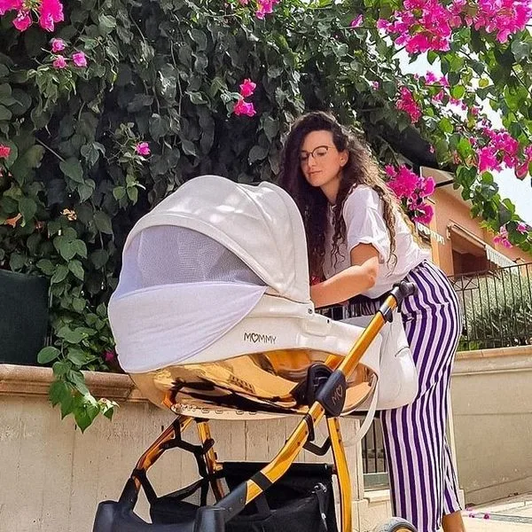 Mommy Glossy White pram lifestyle photo 3