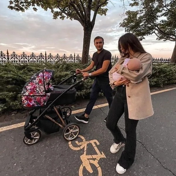 Musse Rose Dark pram lifestyle photo 2