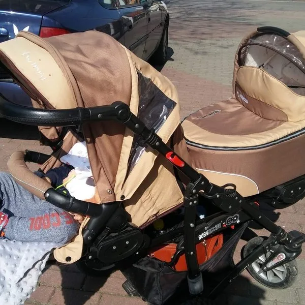 Twinni twin pram lifestyle photo 1