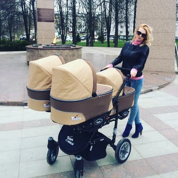 Twinni twin pram lifestyle photo 2