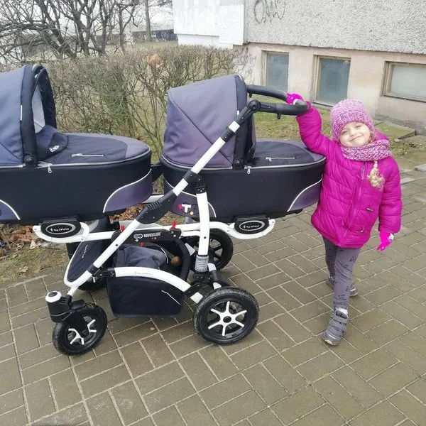 Twinni twin pram lifestyle photo 3
